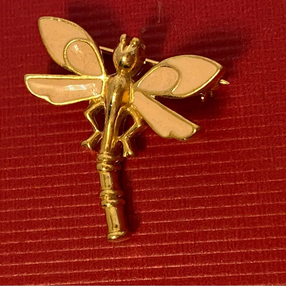 TRIFARI BROOCH PIN DRAGONFLY PALE PINK ENAMEL GOLD PLATE VINTAGE 1950s SIGNED